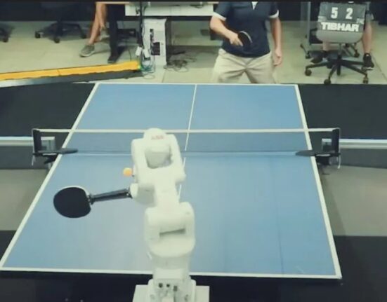 Робот DeepMind Robotics ще тільки вчиться грати у теніс
