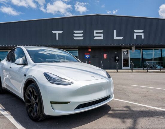 Виробники Tesla експерементують з додатками до авто