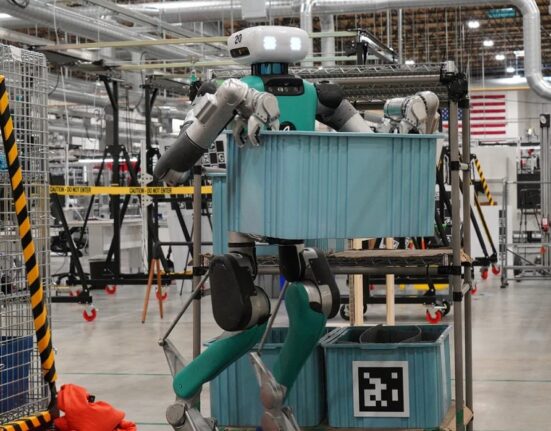 Завод RoboFab розташований на площі 70 000 квадратних футів і спеціалізується на збірці роботів / Bloomberg