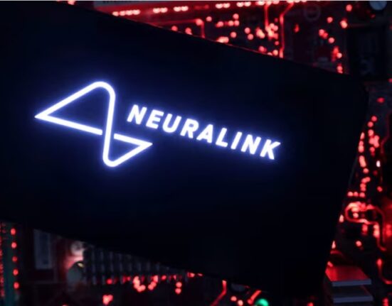 Neuralink розширює технології для телепатичного спілкування та завантаження іноземних мов безпосередньо у мозок