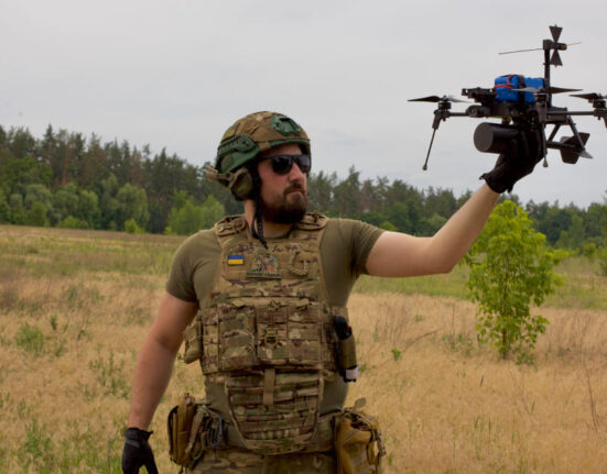Стартап спеціалізується на створенні сучасних оборонних рішень, серед яких дрони-бомбери «Лінза»