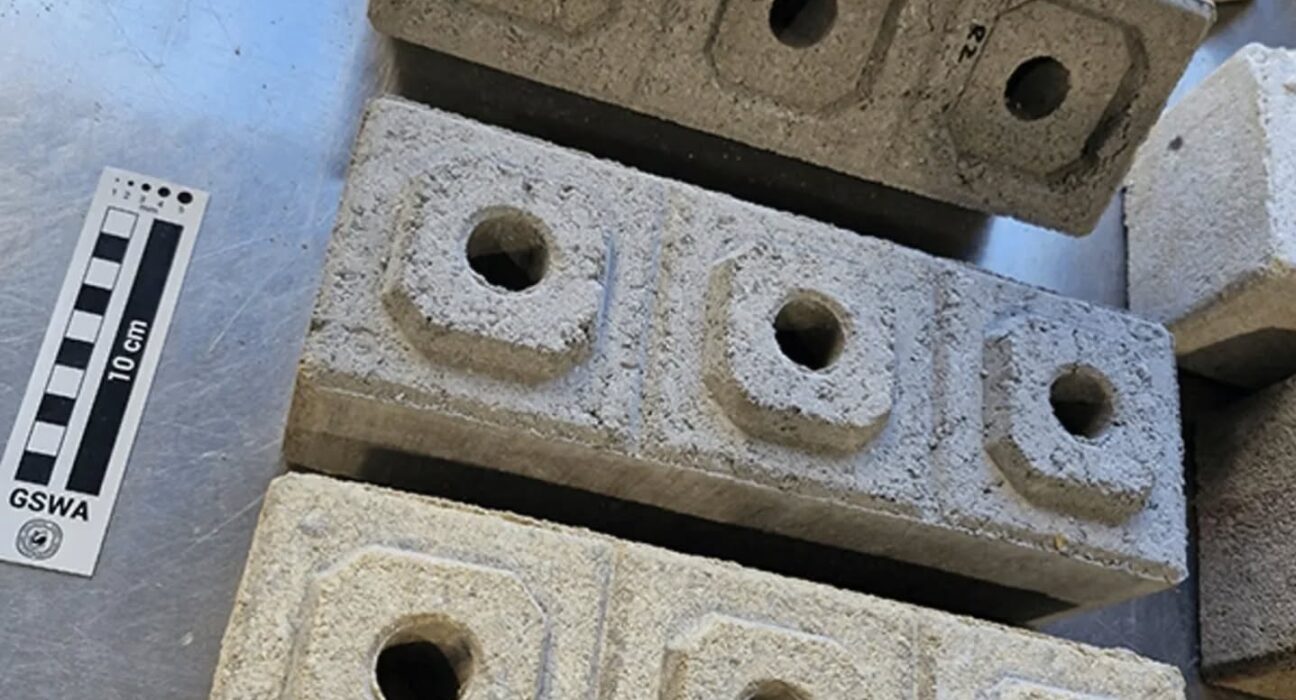 Головна особливість Lego-цегли — її не потрібно скріплювати розчином, адже блоки легко з'єднуються, як елементи конструктора