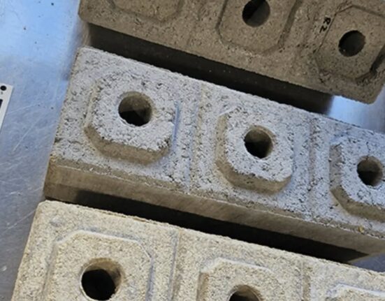 Головна особливість Lego-цегли — її не потрібно скріплювати розчином, адже блоки легко з'єднуються, як елементи конструктора