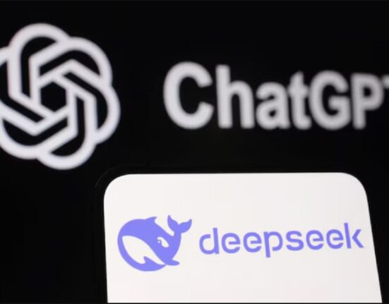 Успіх DeepSeek зумовлений його моделлю DeepSeek-V3, яка, як стверджує компанія, «очолює таблицю лідерів» серед моделей ШІ з відкритим кодом