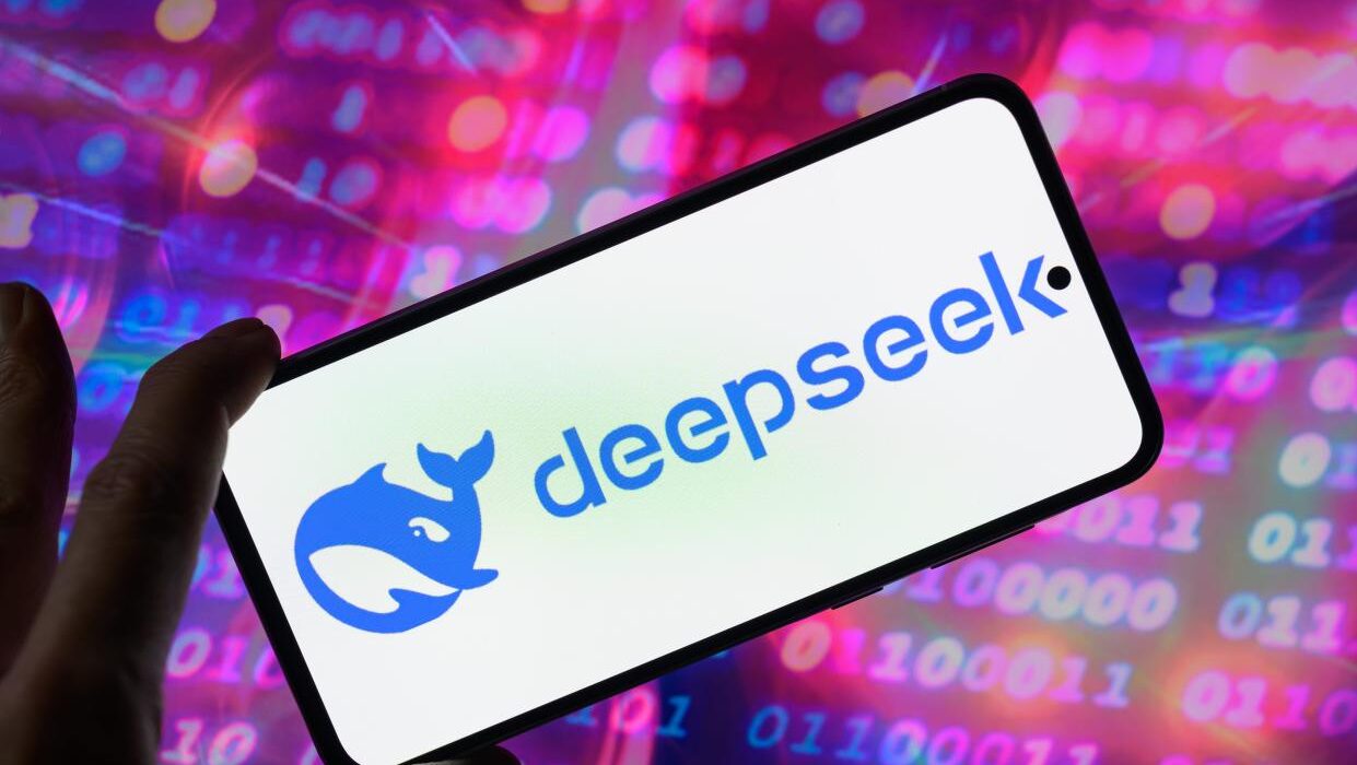 Новим гравцем став китайський стартап DeepSeek, який нещодавно випустив свою модель R1 — альтернативу OpenAI o1