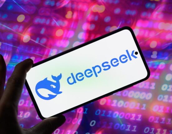 Новим гравцем став китайський стартап DeepSeek, який нещодавно випустив свою модель R1 — альтернативу OpenAI o1
