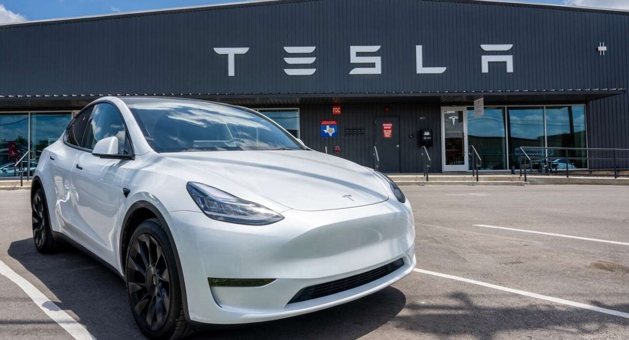 Акції Tesla впали вже шосту торгову сесію поспіль, і розчаровані акціонери вимагають пояснень