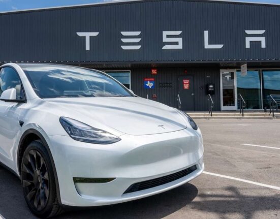Акції Tesla впали вже шосту торгову сесію поспіль, і розчаровані акціонери вимагають пояснень
