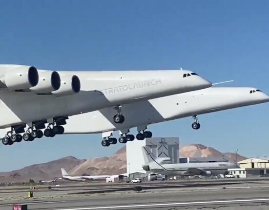 Stratolaunch, заснована у 2011 році співзасновником Microsoft Полом Алленом, спочатку була спрямована на запуск ракет з повітря
