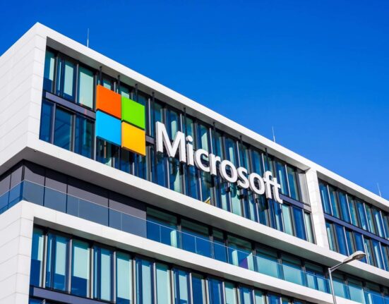 Технологічна корпорація Microsoft заявила про уповільнення або призупинення будівництва деяких своїх центрів обробки даних
