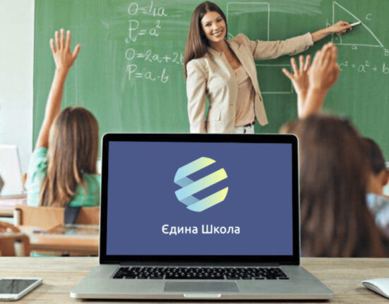 Вчитель в класі, Єдина школа, ноутбук