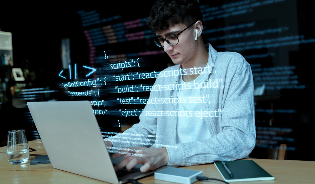 Айтівець за ноутбуком, код, Blockchain Developer