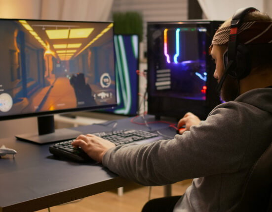 Чоловік за ігровим комп'ютером, ігровий комп'ютер, Game Developer