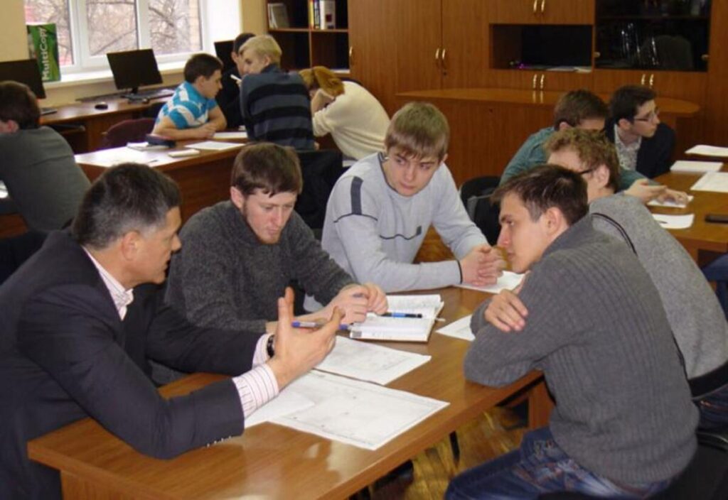 Студенти спілкуються з викладачем, стартап, аудиторія